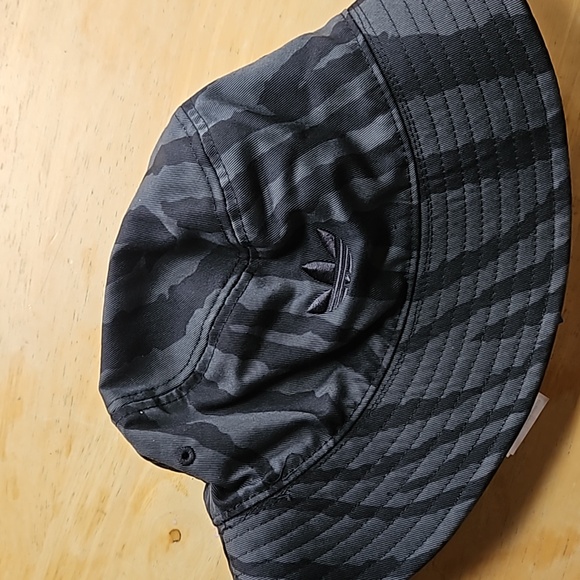ADIDAS BUCKET HAT - Picture 3 of 10